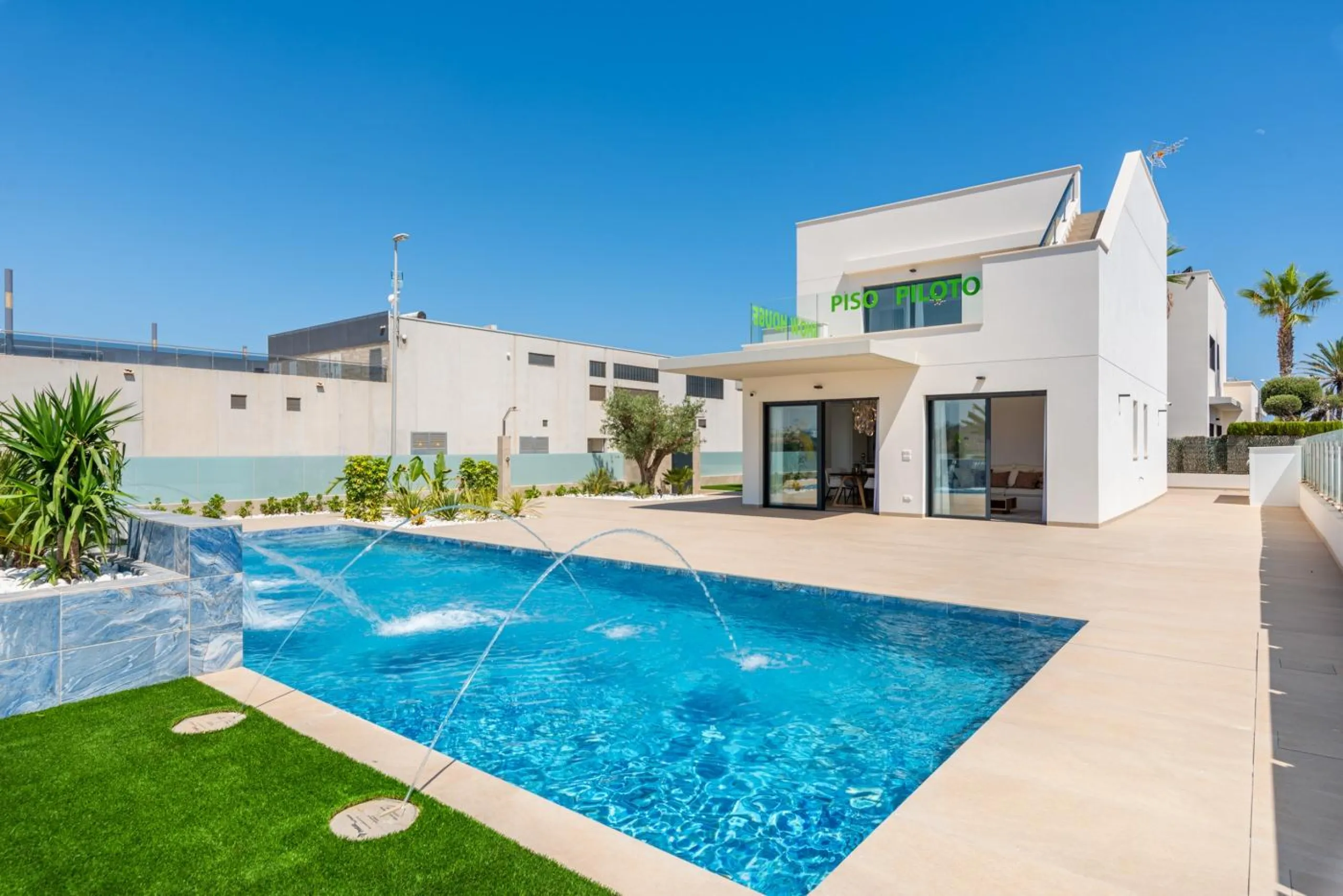OBRA NUEVA! VILLA DE LUJO EN ORIHUELA COSTA. PLAYA A 350 METROS.