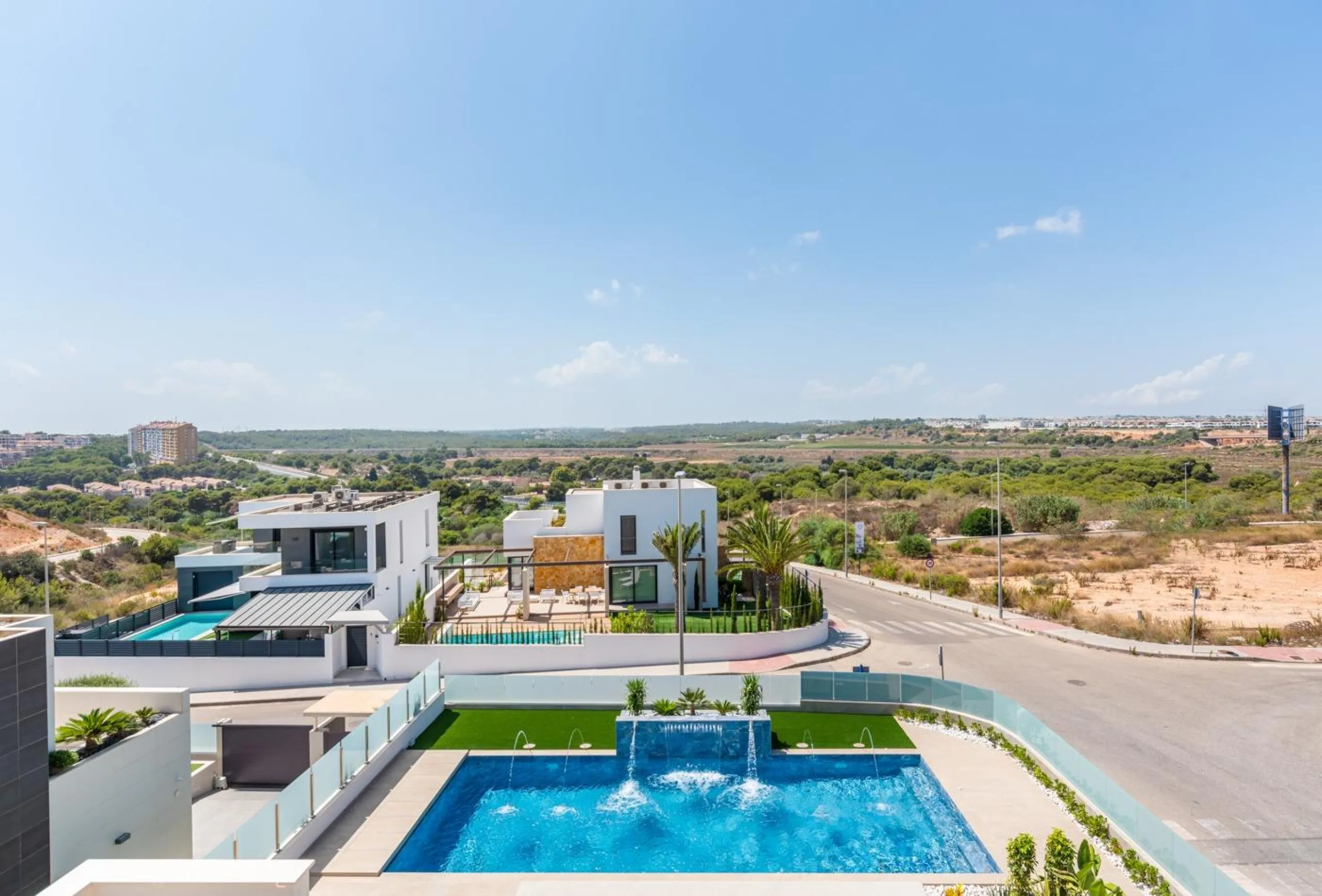 OBRA NUEVA! VILLA DE LUJO EN ORIHUELA COSTA. PLAYA A 350 METROS.