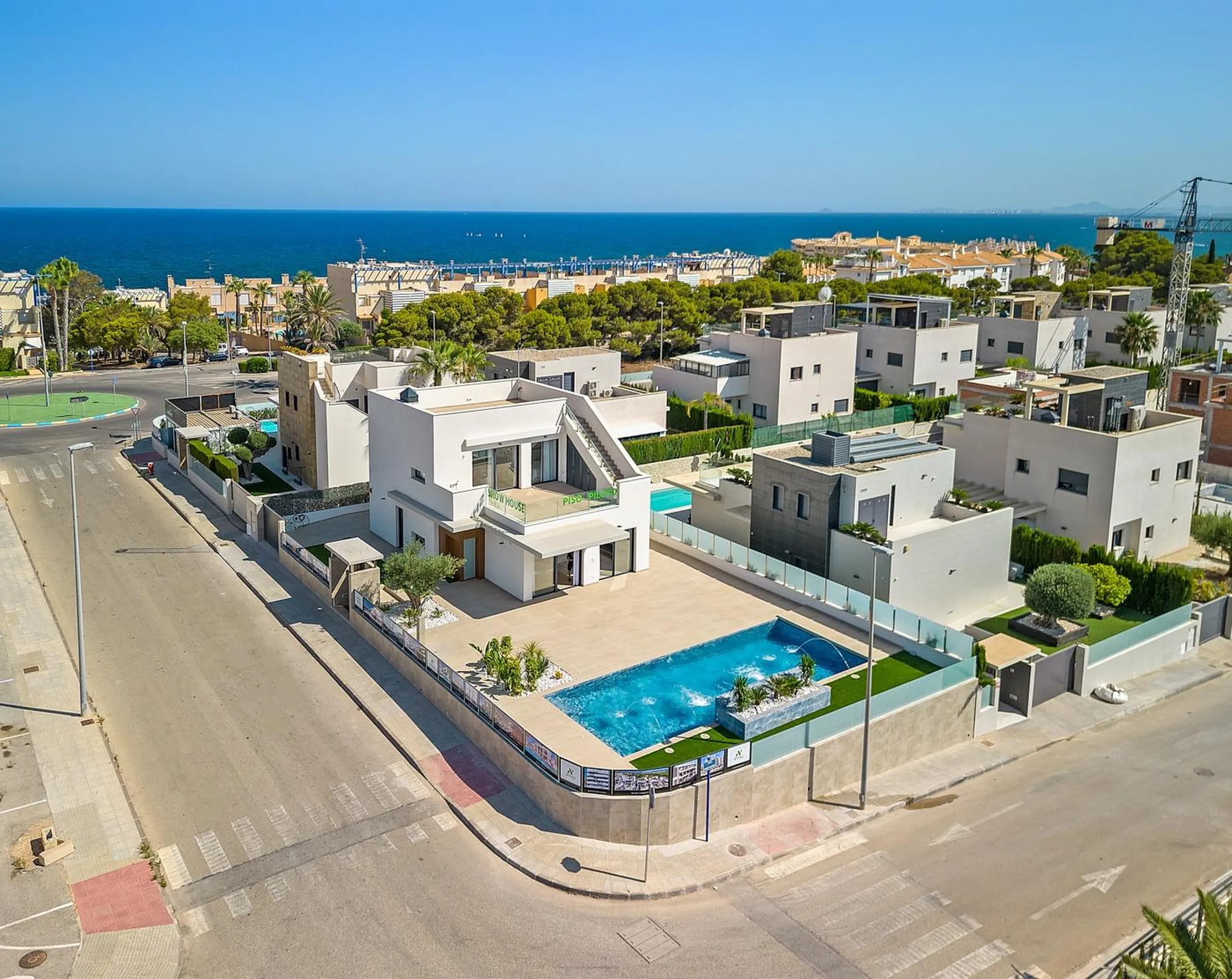 OBRA NUEVA! VILLA DE LUJO EN ORIHUELA COSTA. PLAYA A 350 METROS.
