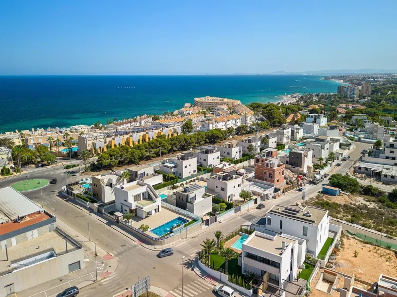 OBRA NUEVA! VILLA DE LUJO EN ORIHUELA COSTA. PLAYA A 350 METROS.