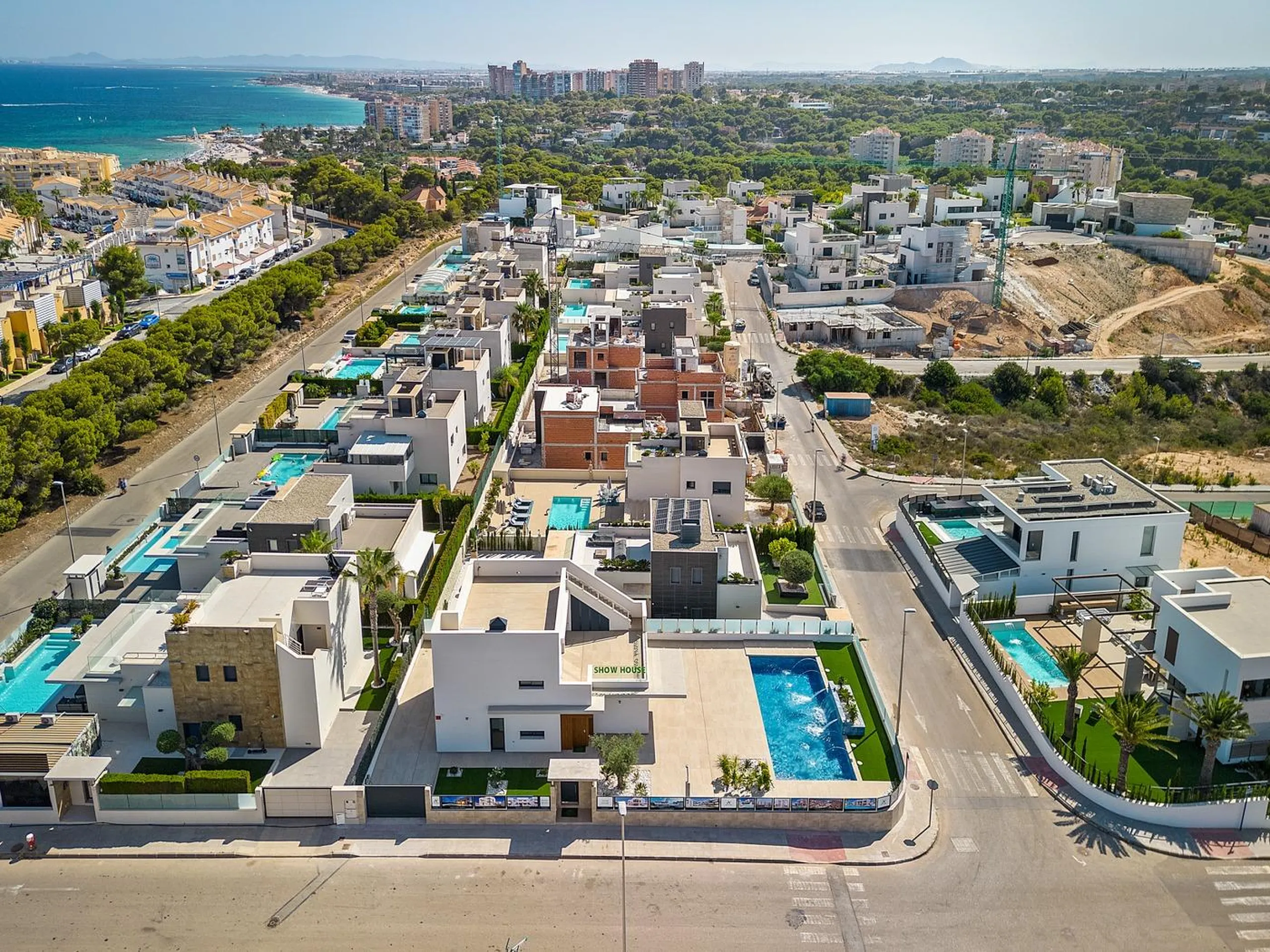 OBRA NUEVA! VILLA DE LUJO EN ORIHUELA COSTA. PLAYA A 350 METROS.