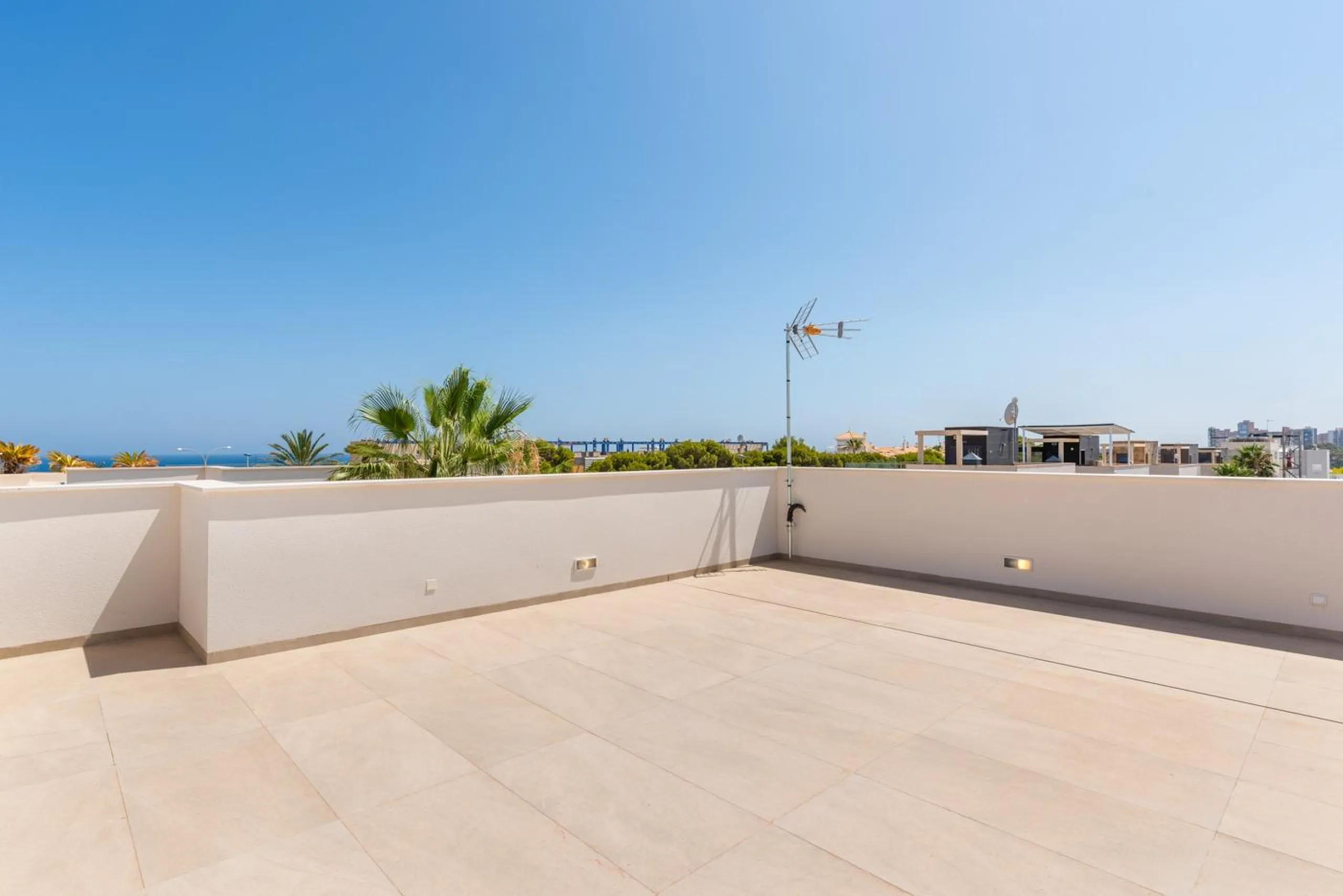 OBRA NUEVA! VILLA DE LUJO EN ORIHUELA COSTA. PLAYA A 350 METROS.