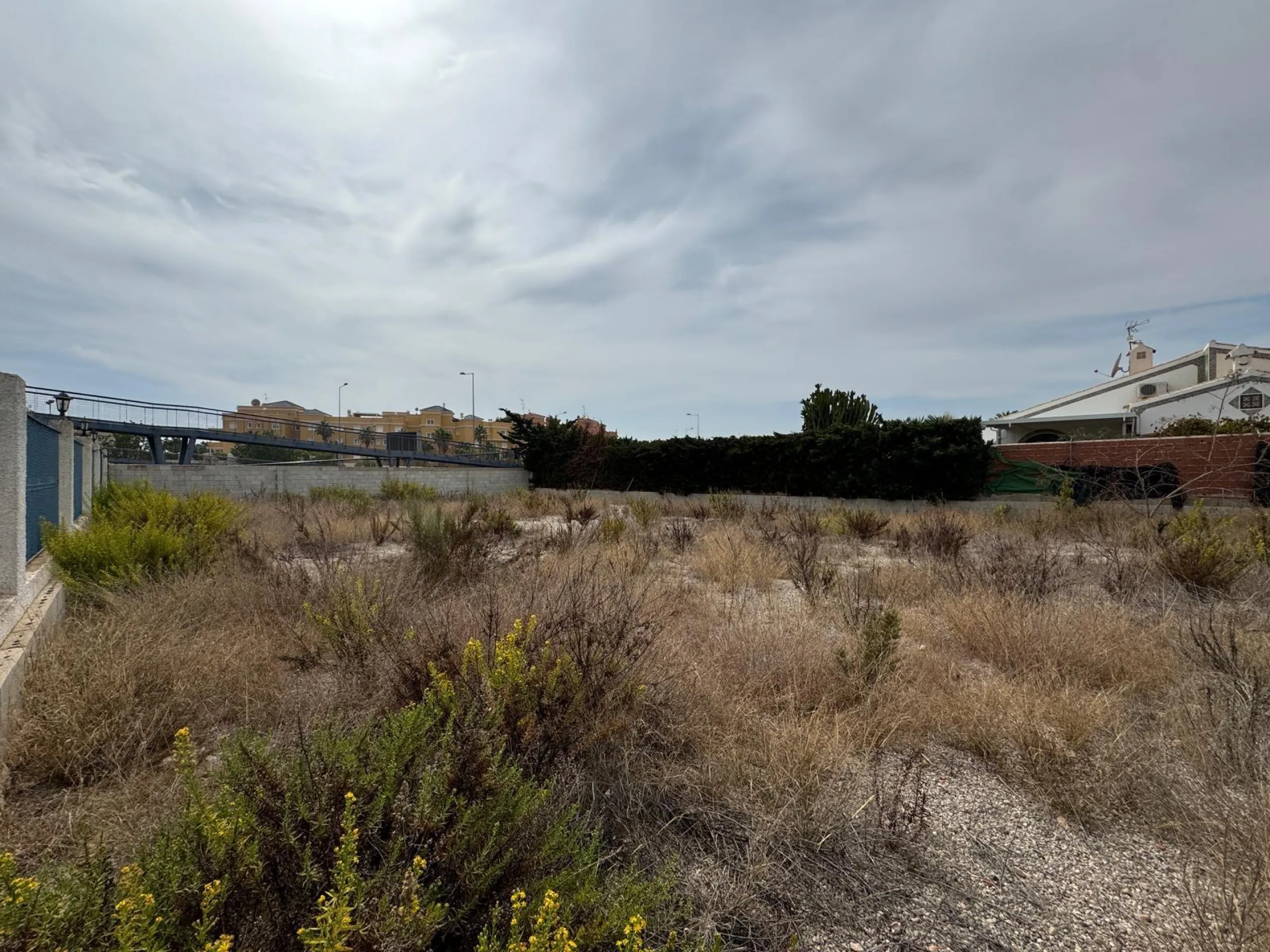 PARCELA 1000 M2 EN ORIHUELA COSTA. A 350 METROS DEL MAR.