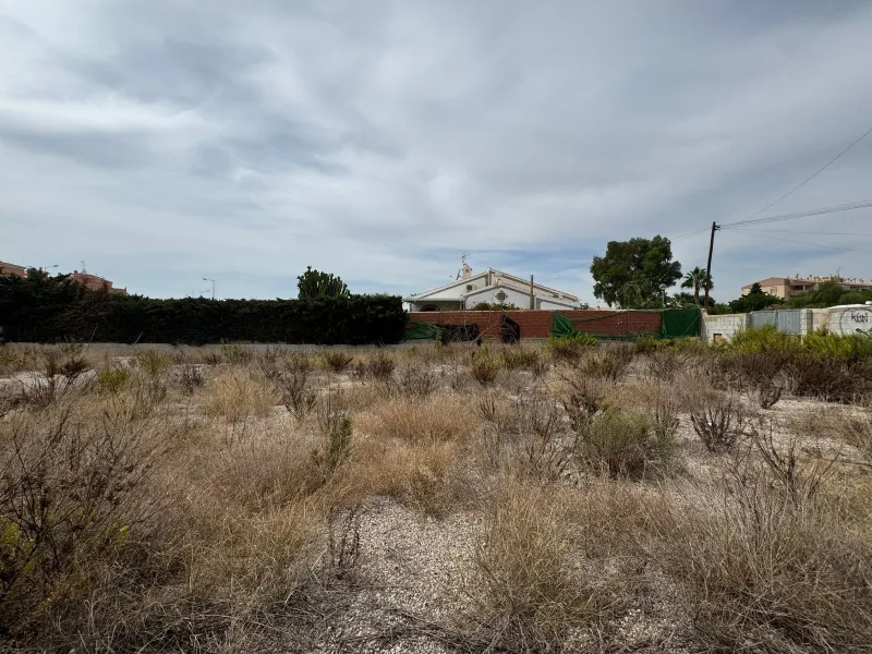 PARCELA 1000 M2 EN ORIHUELA COSTA. A 350 METROS DEL MAR.