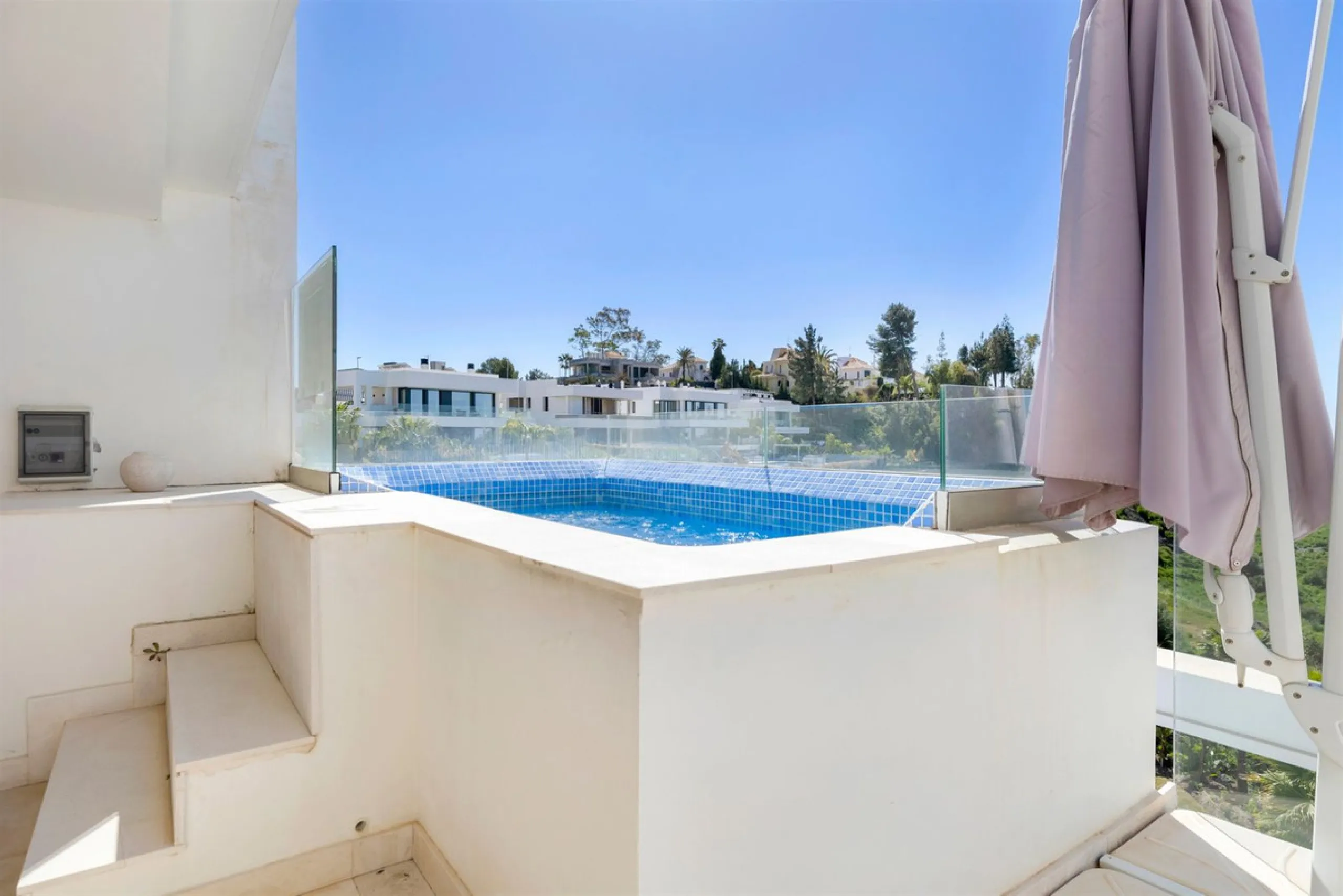 Südlich ausgerichtetes Penthouse mit privatem Pool zu verkaufen