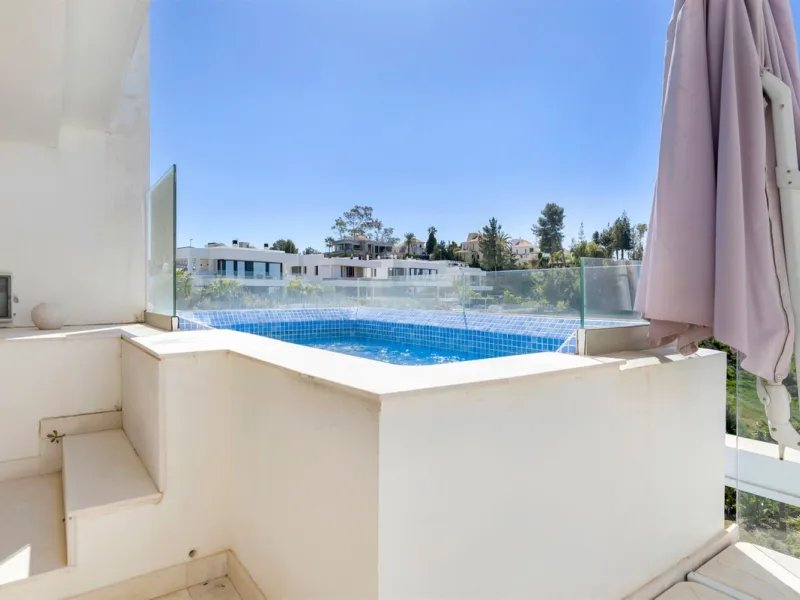 Südlich ausgerichtetes Penthouse mit privatem Pool zu verkaufen