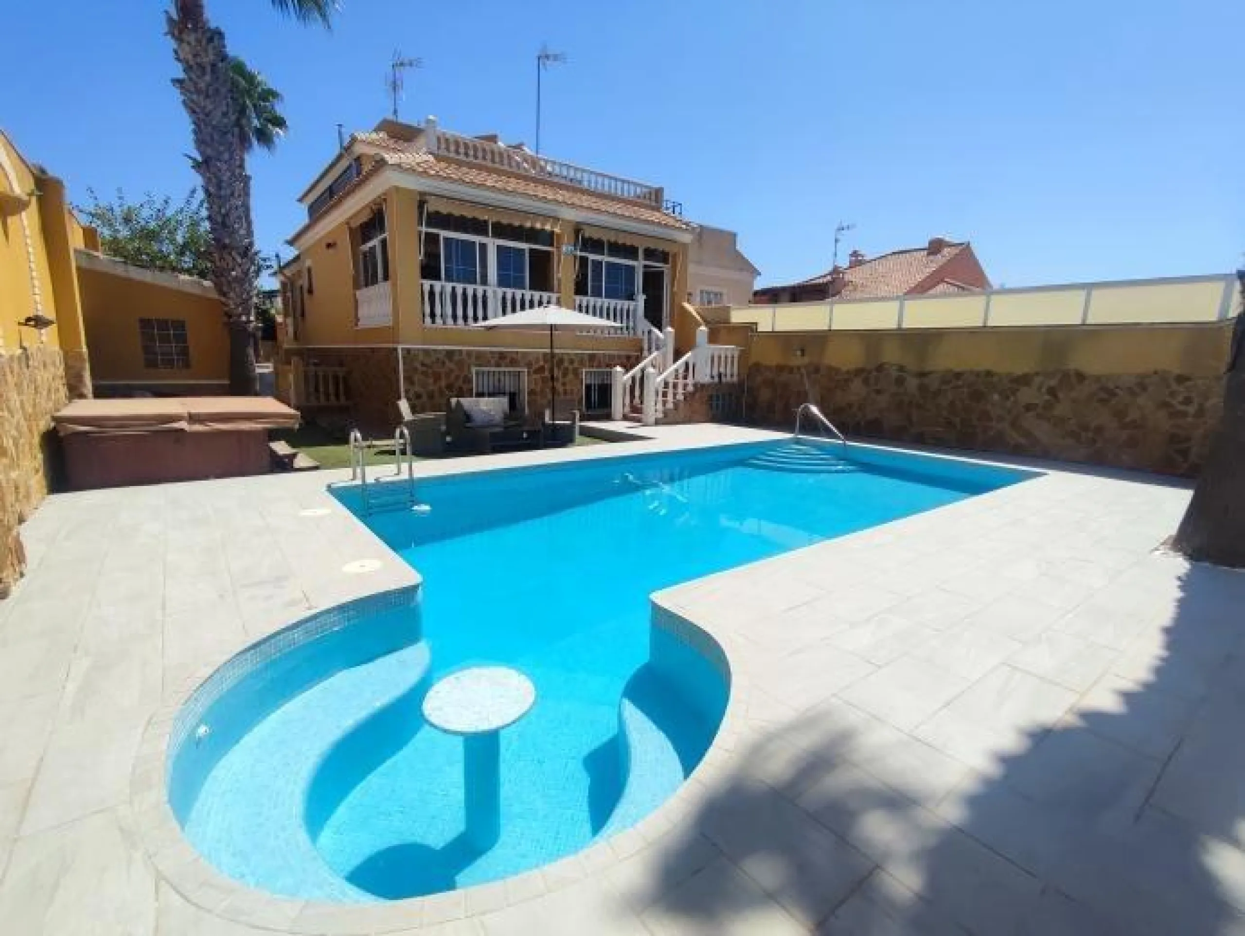ESPECTACULAR CHALET DE 6 DORMITORIOS Y 4 WC EN AGUAS NUEVAS