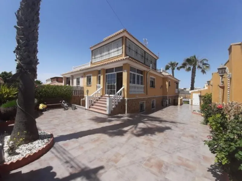 ESPECTACULAR CHALET DE 6 DORMITORIOS Y 4 WC EN AGUAS NUEVAS
