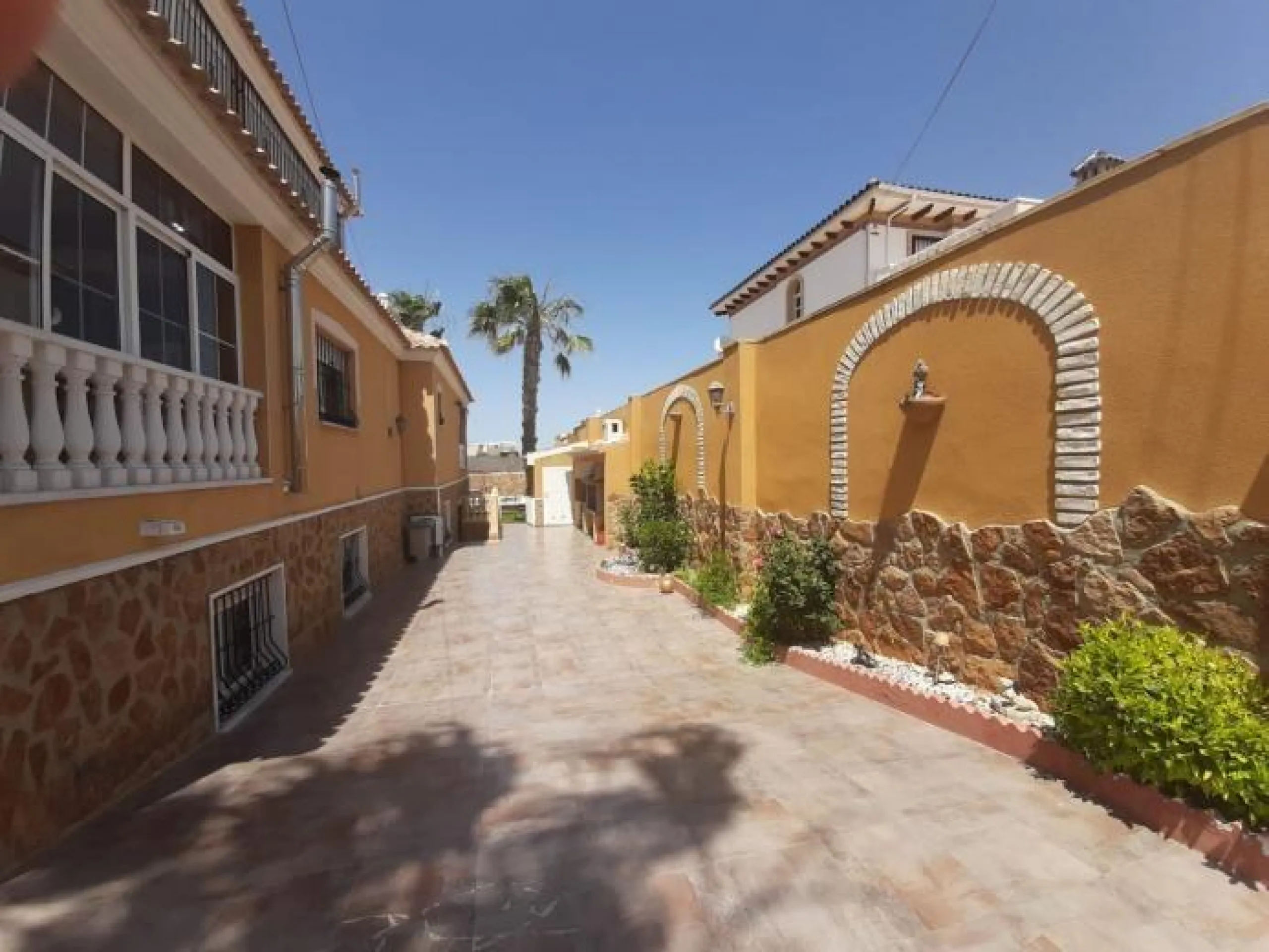ESPECTACULAR CHALET DE 6 DORMITORIOS Y 4 WC EN AGUAS NUEVAS
