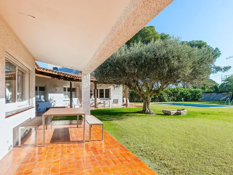 Casa con gran parcela y potencial en Terramar, Sitges