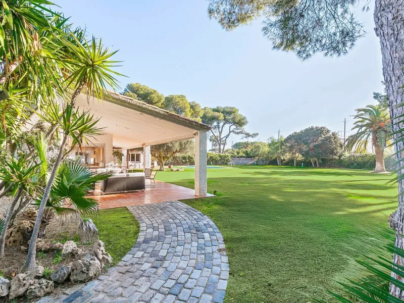 Casa con gran parcela y potencial en Terramar, Sitges