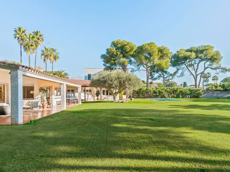 Casa con gran parcela y potencial en Terramar, Sitges