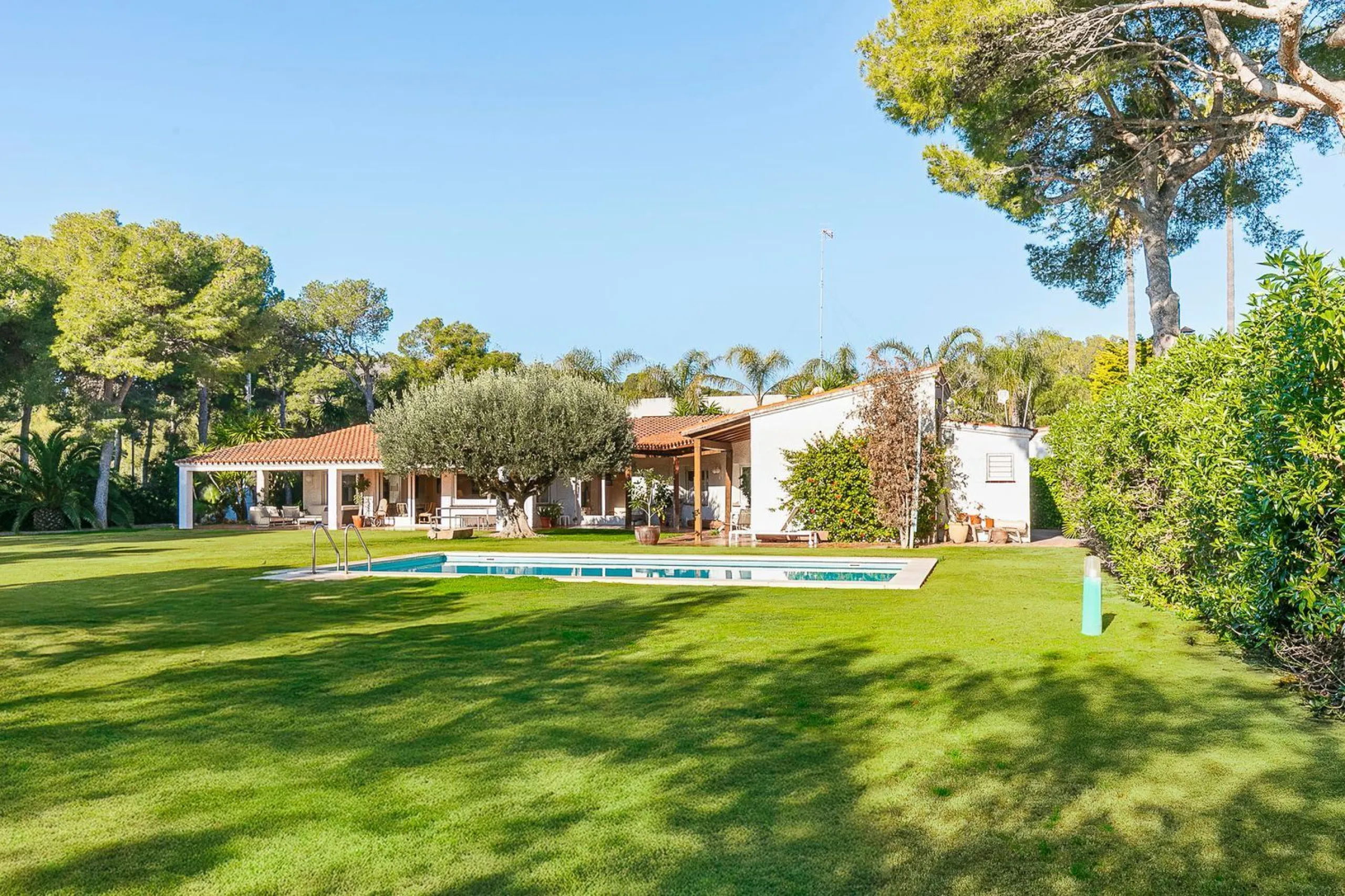Casa con gran parcela y potencial en Terramar, Sitges