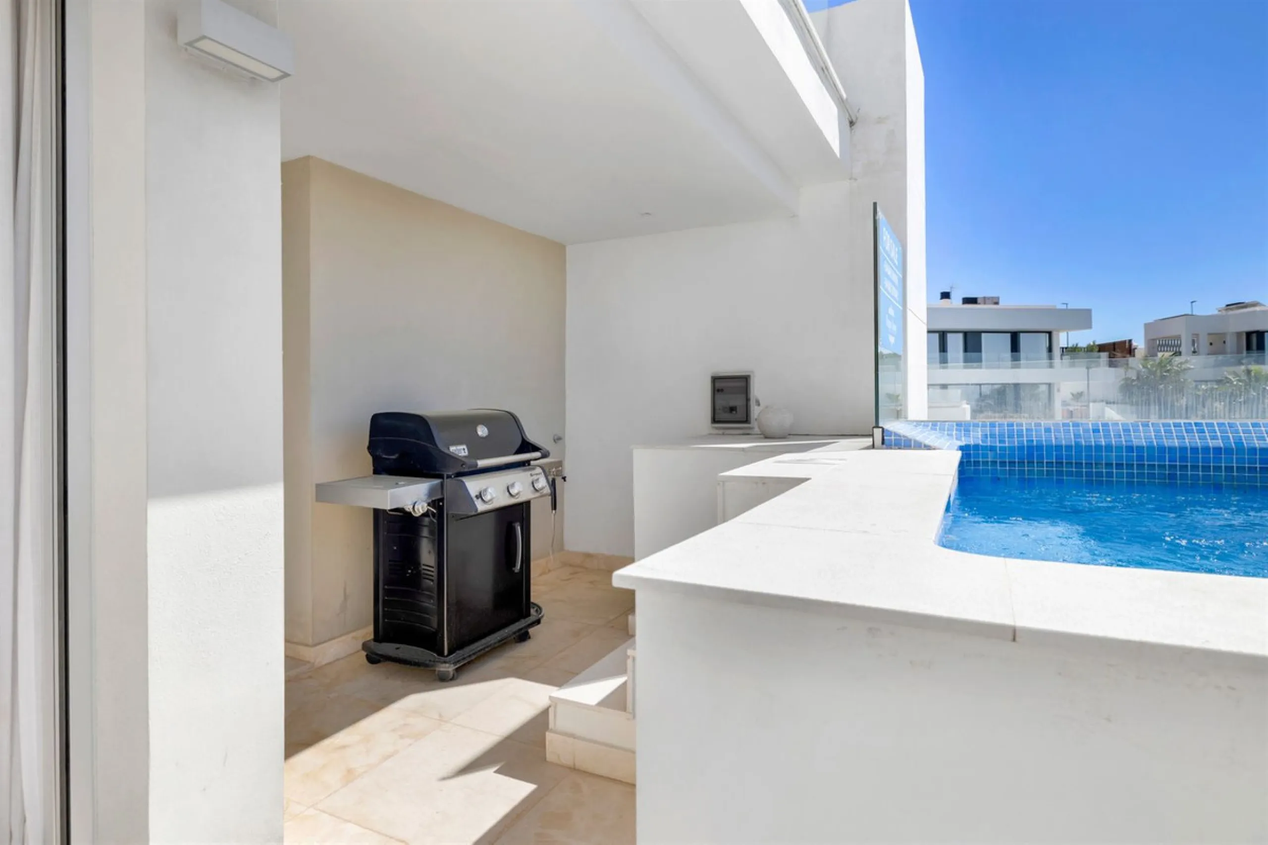 Südlich ausgerichtetes Penthouse mit privatem Pool zu verkaufen