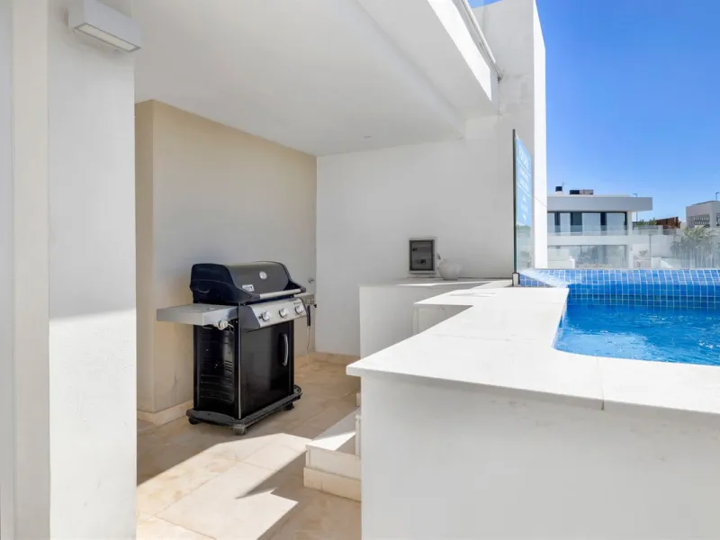 Südlich ausgerichtetes Penthouse mit privatem Pool zu verkaufen