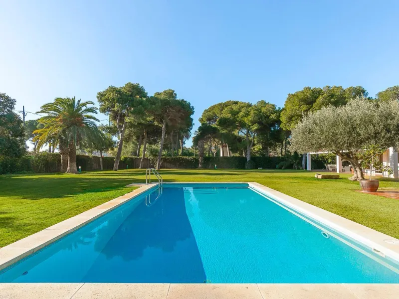 Casa con gran parcela y potencial en Terramar, Sitges