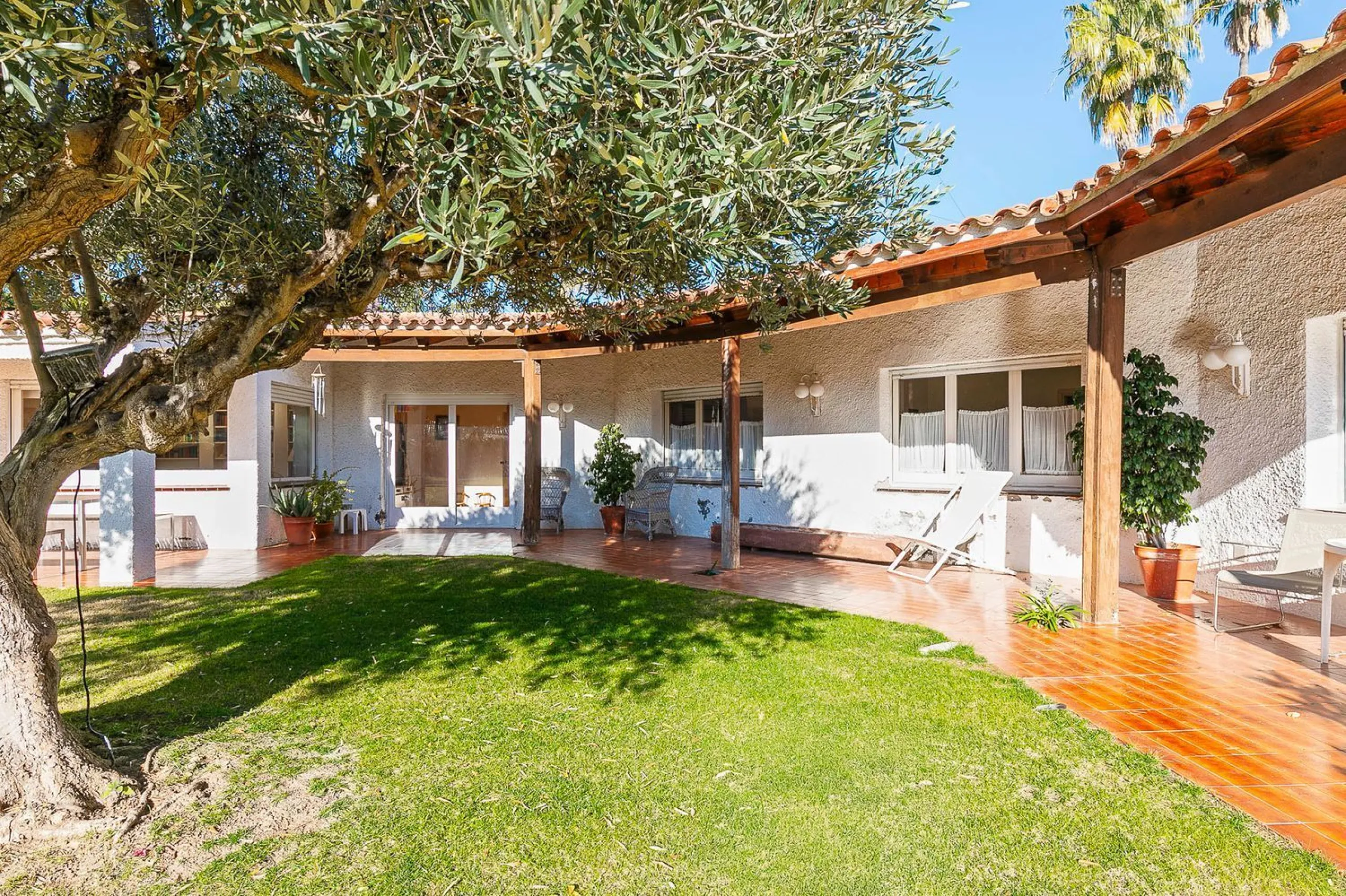 Casa con gran parcela y potencial en Terramar, Sitges