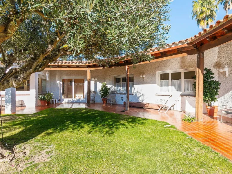 Casa con gran parcela y potencial en Terramar, Sitges