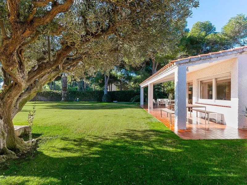 Casa con gran parcela y potencial en Terramar, Sitges