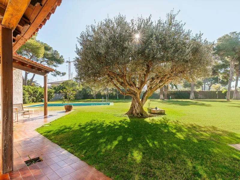 Casa con gran parcela y potencial en Terramar, Sitges