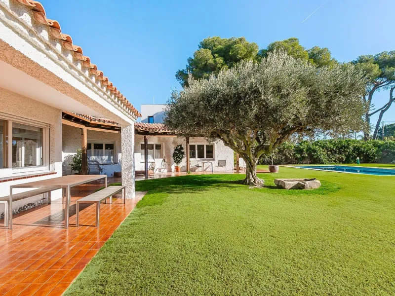 Casa con gran parcela y potencial en Terramar, Sitges