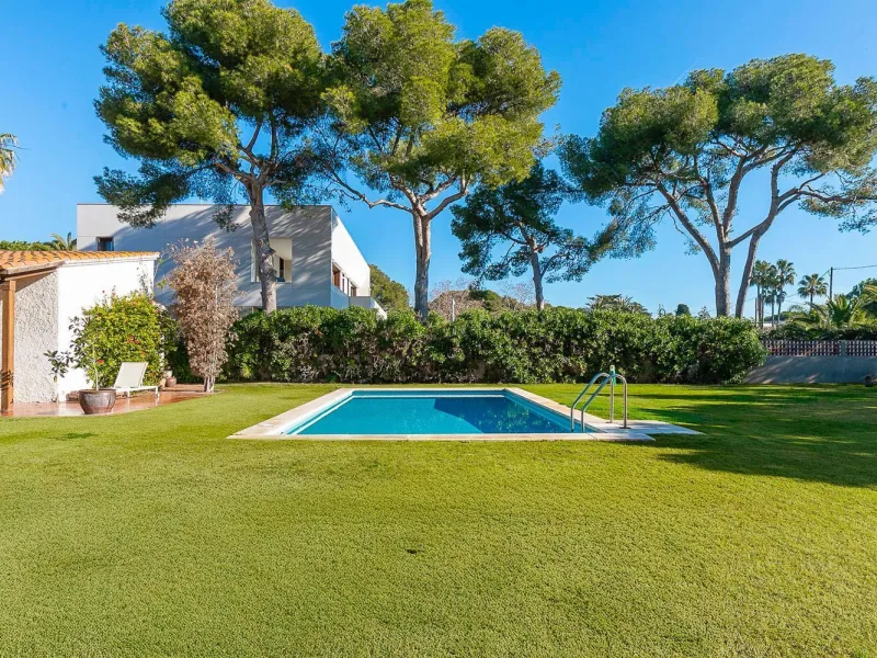 Casa con gran parcela y potencial en Terramar, Sitges