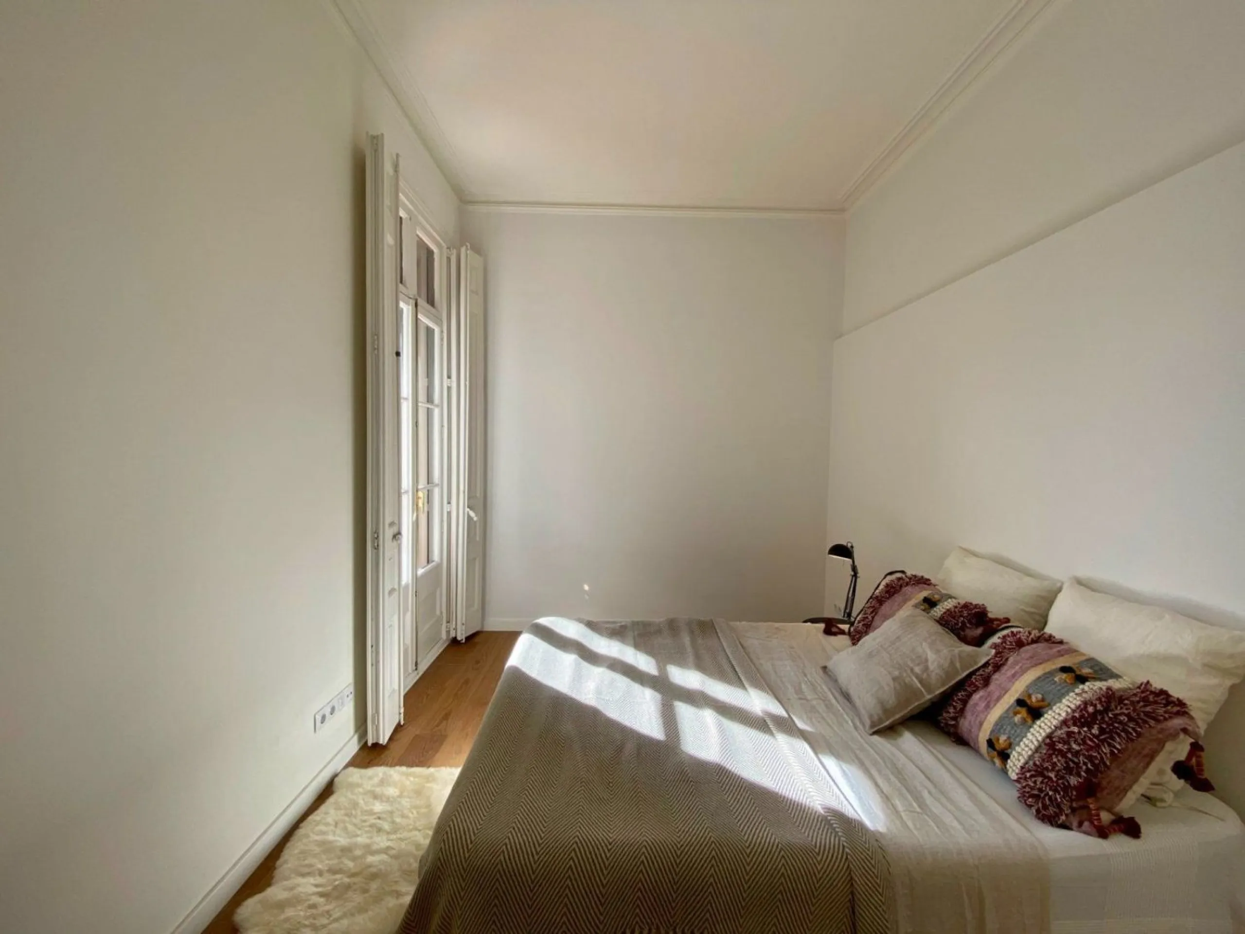 Spacious Apartment with Terrace in Eixample, Barcelona