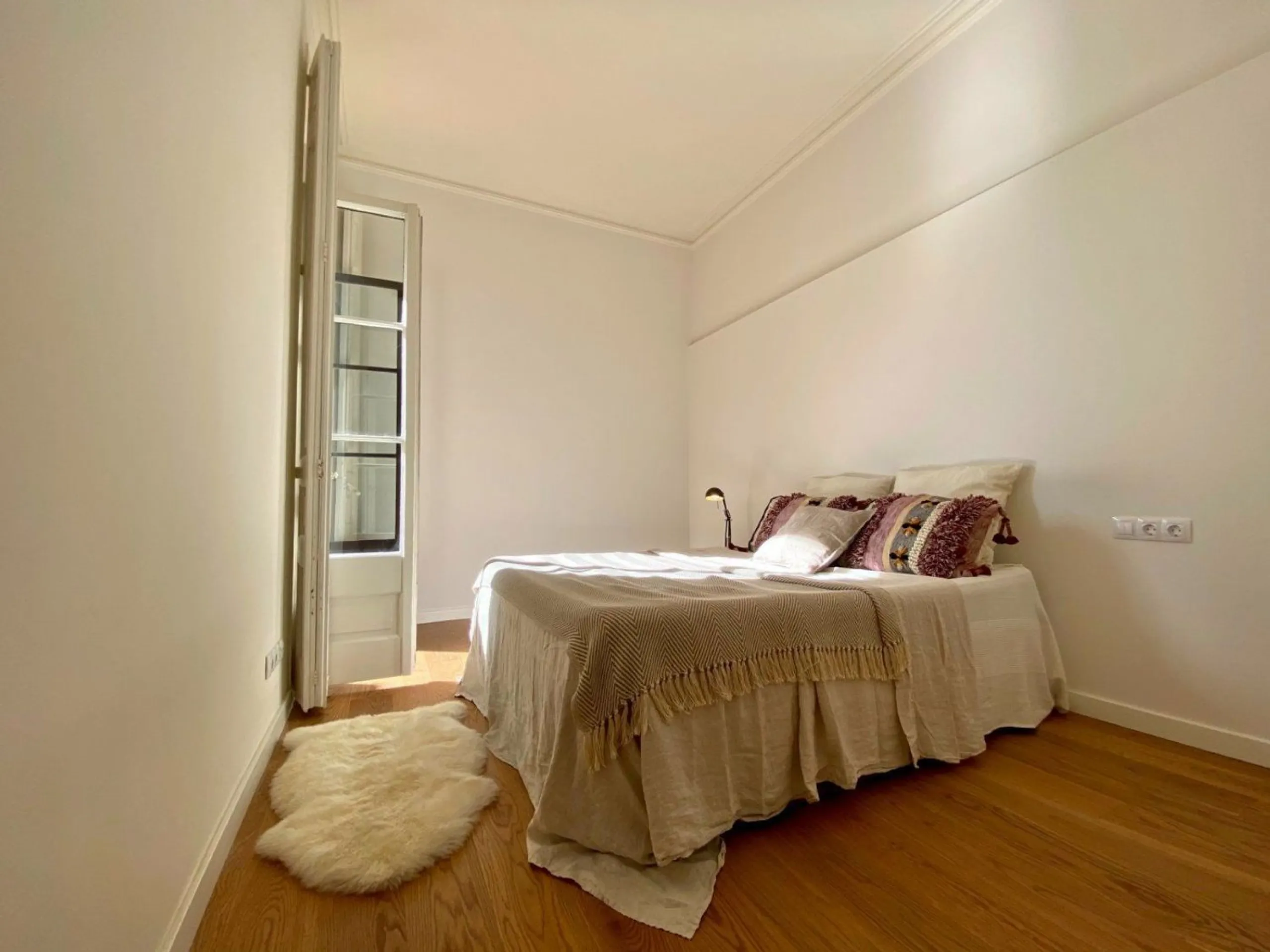 Spacious Apartment with Terrace in Eixample, Barcelona