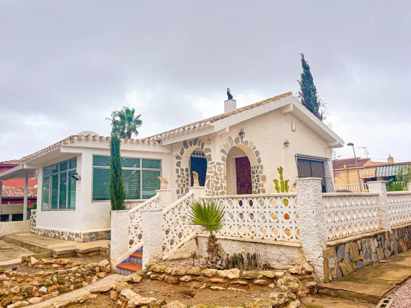 VILLA EN LOS BALCONES CON 1000 M2 DE PARCELA. 3 DORM. 2 BAÑOS. GARAJE PRIVADO DE 36 M2.