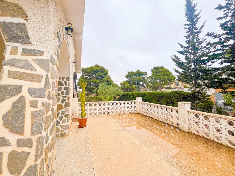VILLA EN LOS BALCONES CON 1000 M2 DE PARCELA. 3 DORM. 2 BAÑOS. GARAJE PRIVADO DE 36 M2.