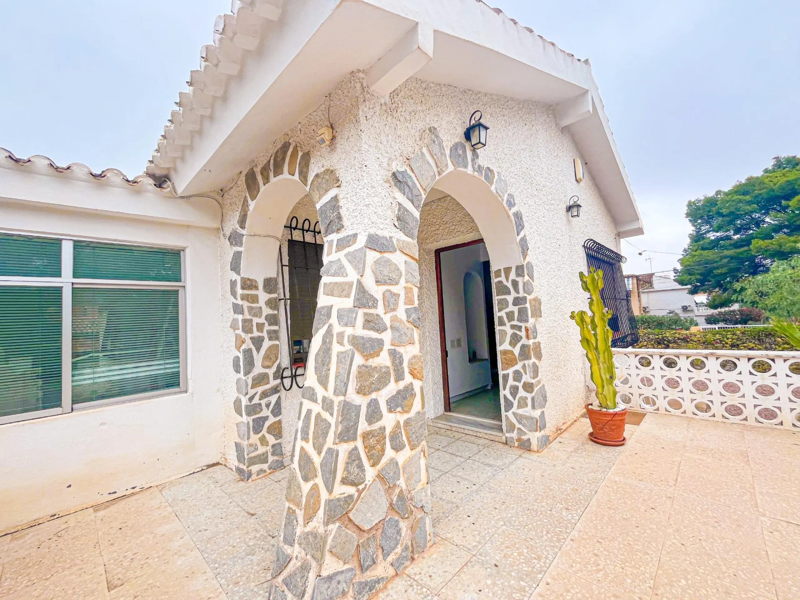 VILLA EN LOS BALCONES CON 1000 M2 DE PARCELA. 3 DORM. 2 BAÑOS. GARAJE PRIVADO DE 36 M2.