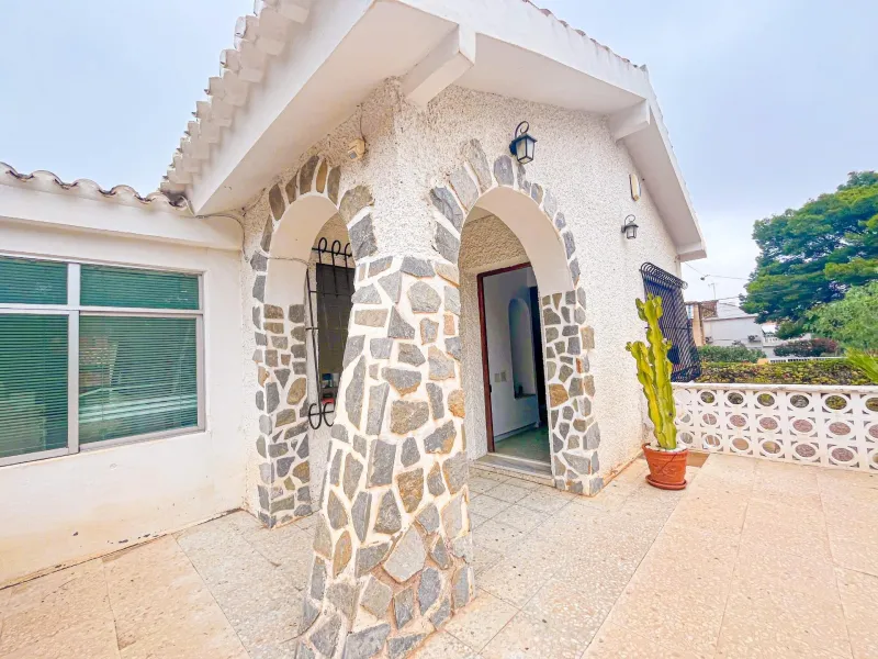 VILLA EN LOS BALCONES CON 1000 M2 DE PARCELA. 3 DORM. 2 BAÑOS. GARAJE PRIVADO DE 36 M2.