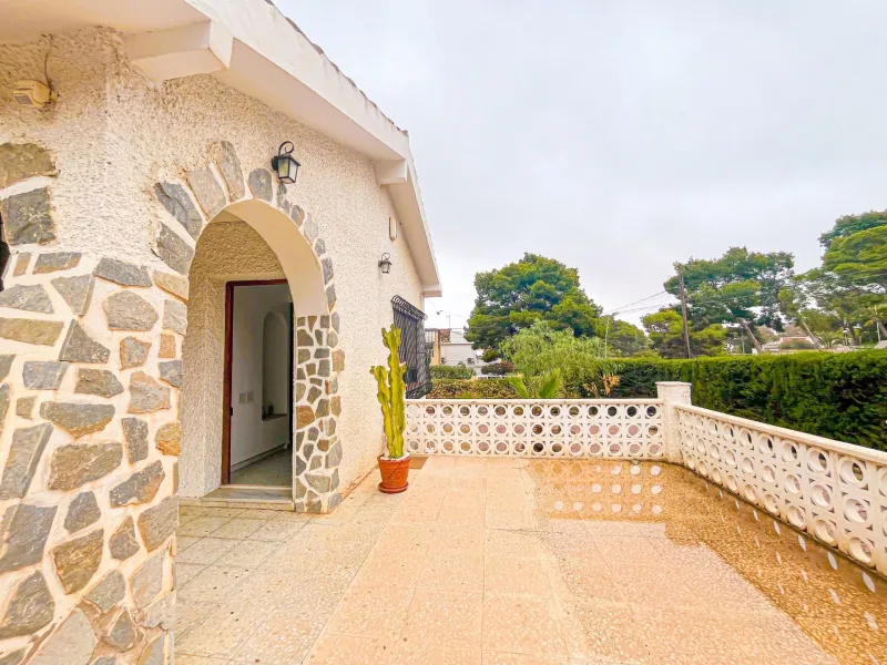 VILLA EN LOS BALCONES CON 1000 M2 DE PARCELA. 3 DORM. 2 BAÑOS. GARAJE PRIVADO DE 36 M2.