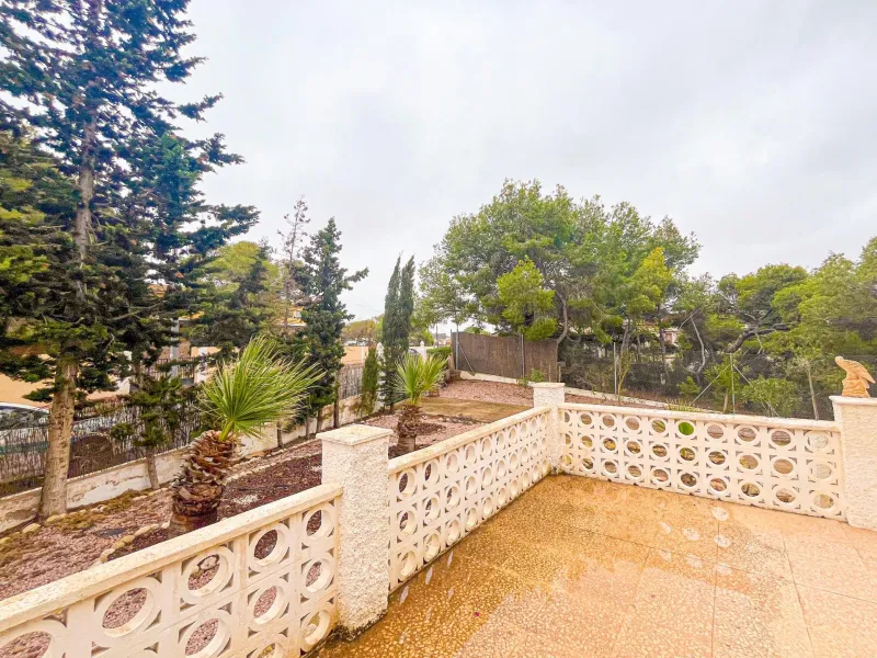 VILLA EN LOS BALCONES CON 1000 M2 DE PARCELA. 3 DORM. 2 BAÑOS. GARAJE PRIVADO DE 36 M2.