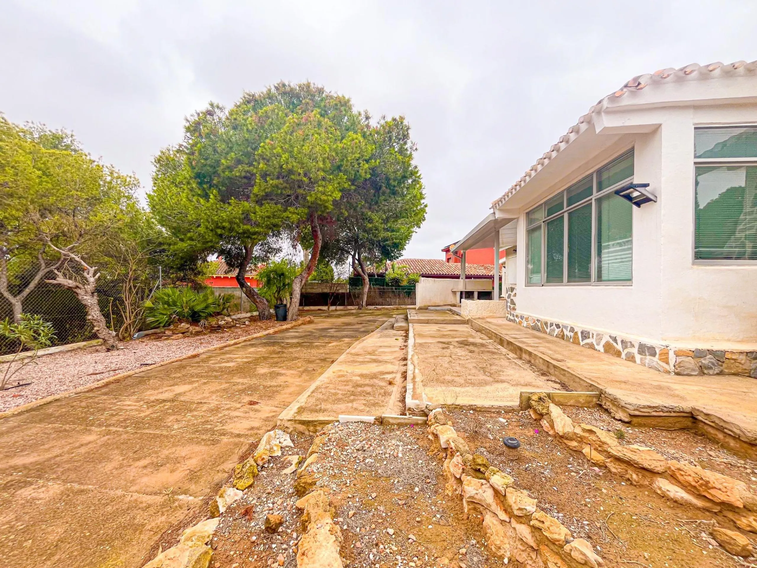 VILLA EN LOS BALCONES CON 1000 M2 DE PARCELA. 3 DORM. 2 BAÑOS. GARAJE PRIVADO DE 36 M2.