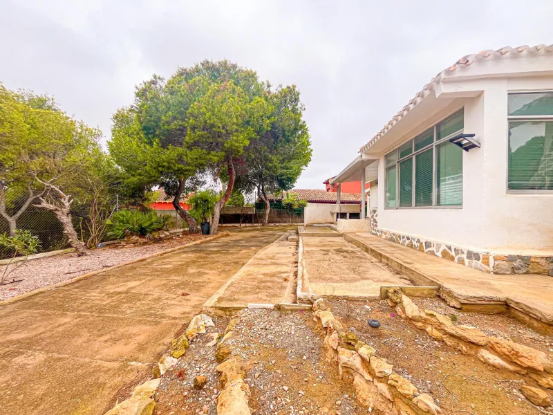 VILLA EN LOS BALCONES CON 1000 M2 DE PARCELA. 3 DORM. 2 BAÑOS. GARAJE PRIVADO DE 36 M2.