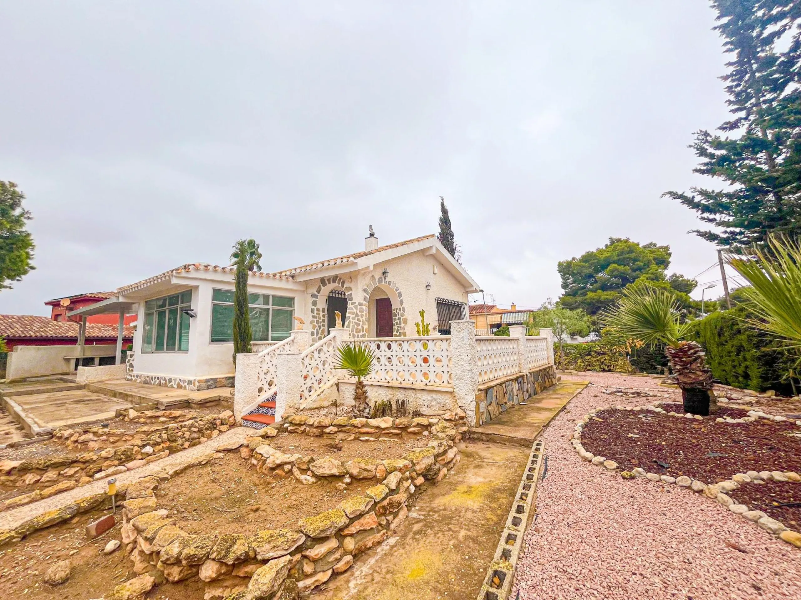 VILLA EN LOS BALCONES CON 1000 M2 DE PARCELA. 3 DORM. 2 BAÑOS. GARAJE PRIVADO DE 36 M2.