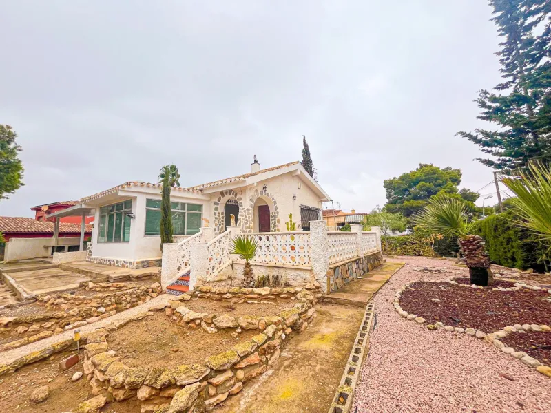 VILLA EN LOS BALCONES CON 1000 M2 DE PARCELA. 3 DORM. 2 BAÑOS. GARAJE PRIVADO DE 36 M2.