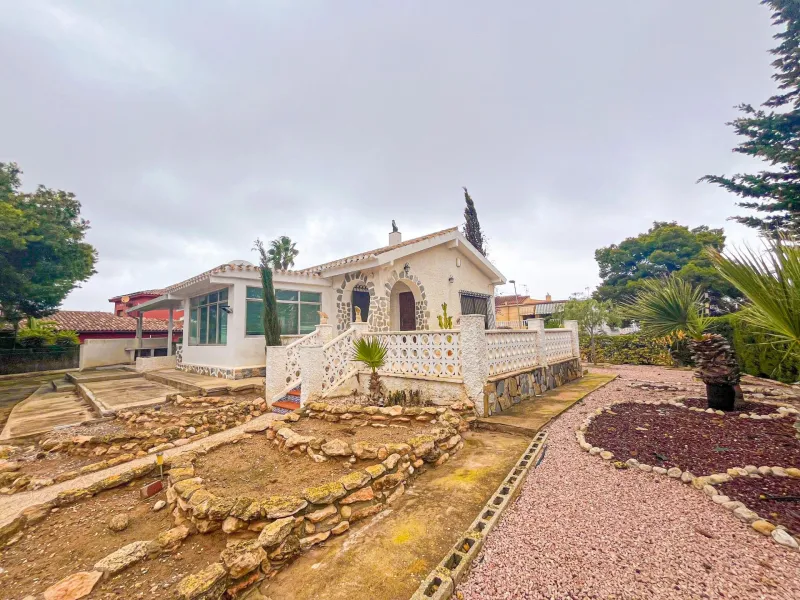VILLA EN LOS BALCONES CON 1000 M2 DE PARCELA. 3 DORM. 2 BAÑOS. GARAJE PRIVADO DE 36 M2.