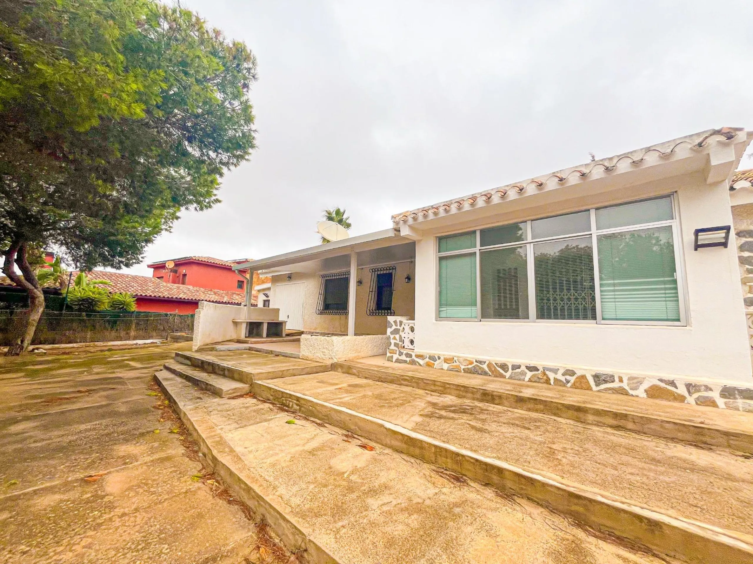 VILLA EN LOS BALCONES CON 1000 M2 DE PARCELA. 3 DORM. 2 BAÑOS. GARAJE PRIVADO DE 36 M2.