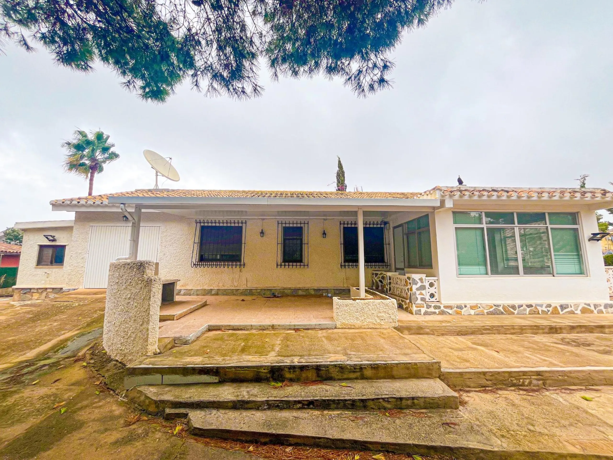 VILLA EN LOS BALCONES CON 1000 M2 DE PARCELA. 3 DORM. 2 BAÑOS. GARAJE PRIVADO DE 36 M2.
