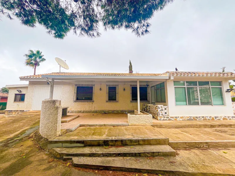 VILLA EN LOS BALCONES CON 1000 M2 DE PARCELA. 3 DORM. 2 BAÑOS. GARAJE PRIVADO DE 36 M2.
