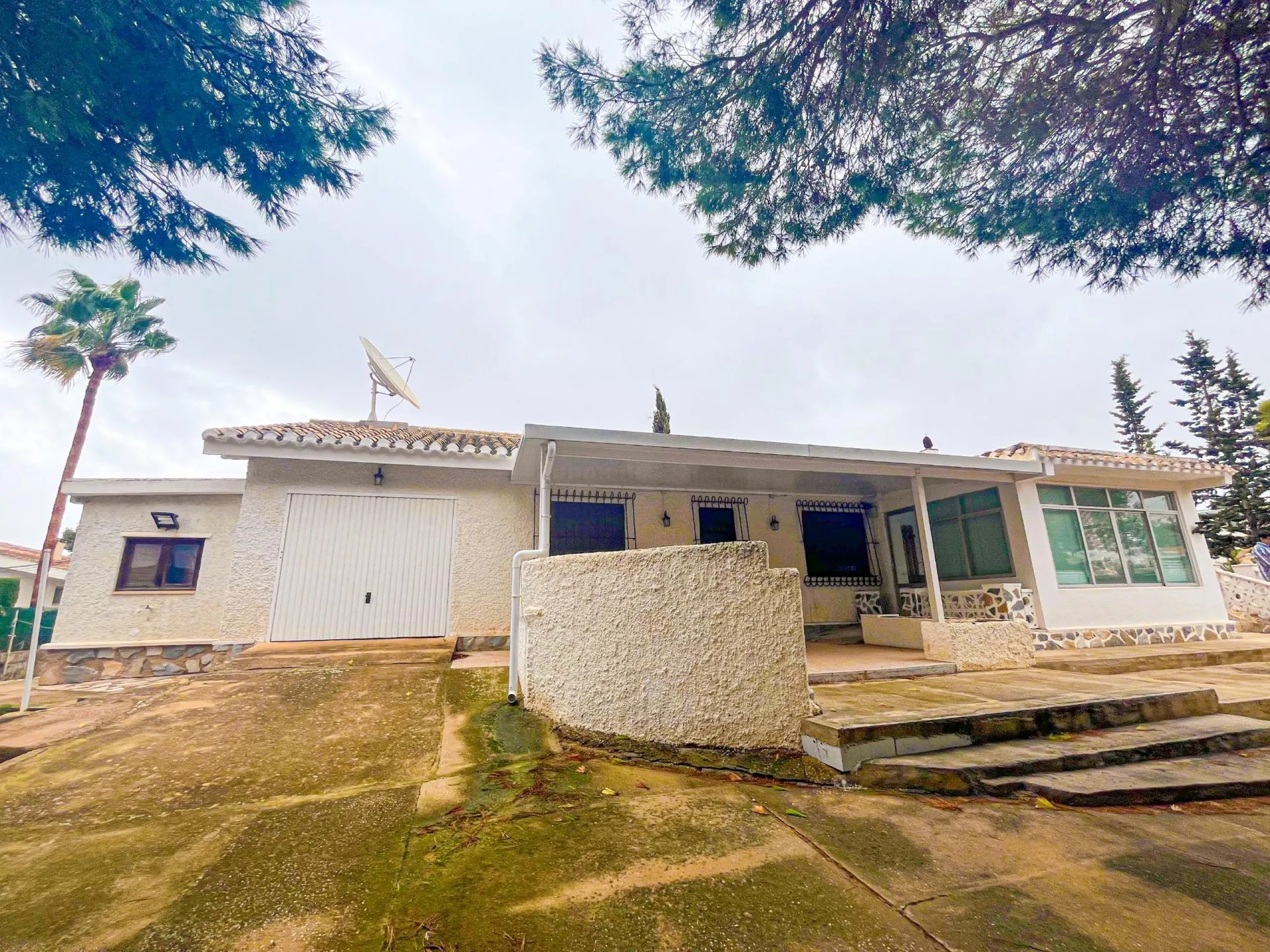 VILLA EN LOS BALCONES CON 1000 M2 DE PARCELA. 3 DORM. 2 BAÑOS. GARAJE PRIVADO DE 36 M2.