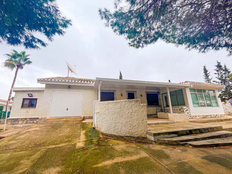VILLA EN LOS BALCONES CON 1000 M2 DE PARCELA. 3 DORM. 2 BAÑOS. GARAJE PRIVADO DE 36 M2.