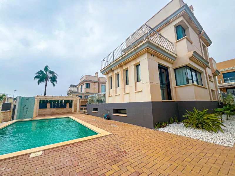 VILLA DE LUJO EN LA ZENIA. 5 DORM. 4 BAÑOS. PISCINA PRIVADA. PARCELA 410 M2.