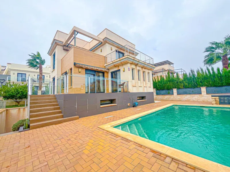 VILLA DE LUJO EN LA ZENIA. 5 DORM. 4 BAÑOS. PISCINA PRIVADA. PARCELA 410 M2.