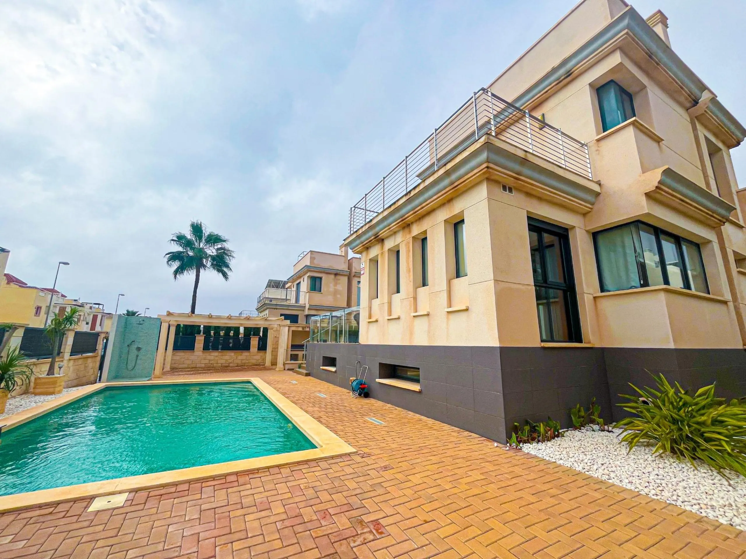 VILLA DE LUJO EN LA ZENIA. 5 DORM. 4 BAÑOS. PISCINA PRIVADA. PARCELA 410 M2.