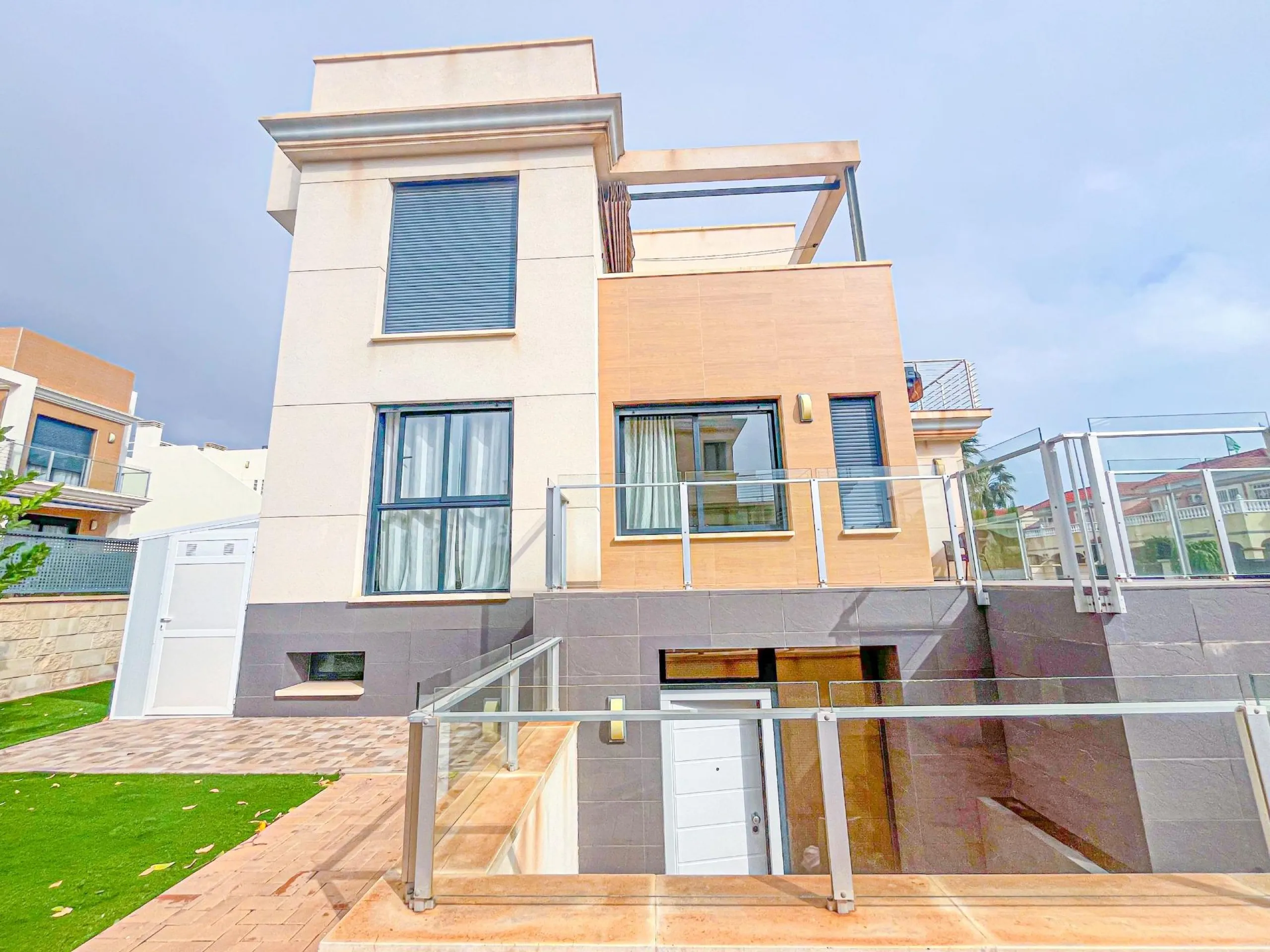 VILLA DE LUJO EN LA ZENIA. 5 DORM. 4 BAÑOS. PISCINA PRIVADA. PARCELA 410 M2.