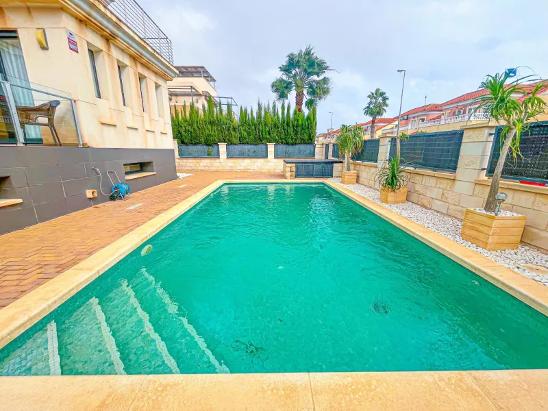VILLA DE LUJO EN LA ZENIA. 5 DORM. 4 BAÑOS. PISCINA PRIVADA. PARCELA 410 M2.