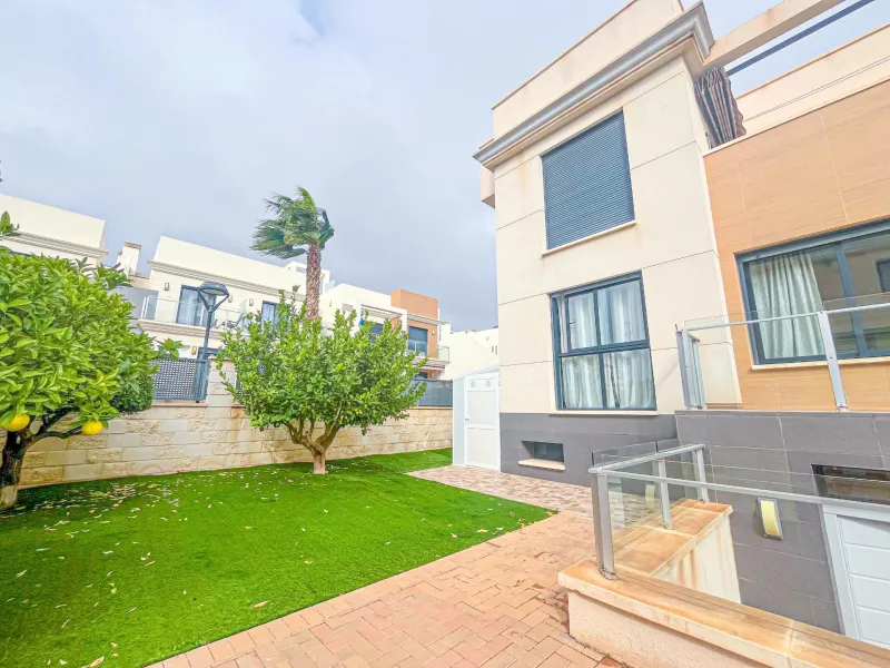 VILLA DE LUJO EN LA ZENIA. 5 DORM. 4 BAÑOS. PISCINA PRIVADA. PARCELA 410 M2.
